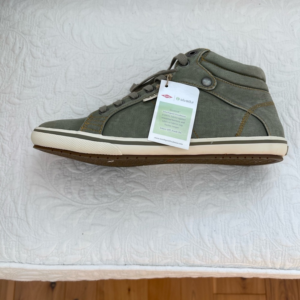 Taos Top Star High Tops NIB Size 8 Color: Sage